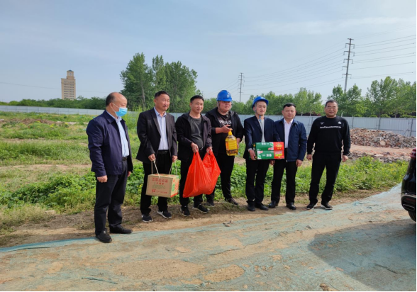 駐馬店市黃淮建設(shè)工程有限公司到各在建項目進行節(jié)日慰問269.png