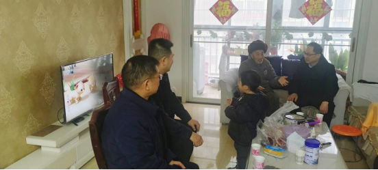 黨建引領(lǐng)聚合力 走訪慰問(wèn)暖人心—產(chǎn)業(yè)集團(tuán)開(kāi)展春節(jié)走訪慰問(wèn)老黨員活動(dòng)823.png